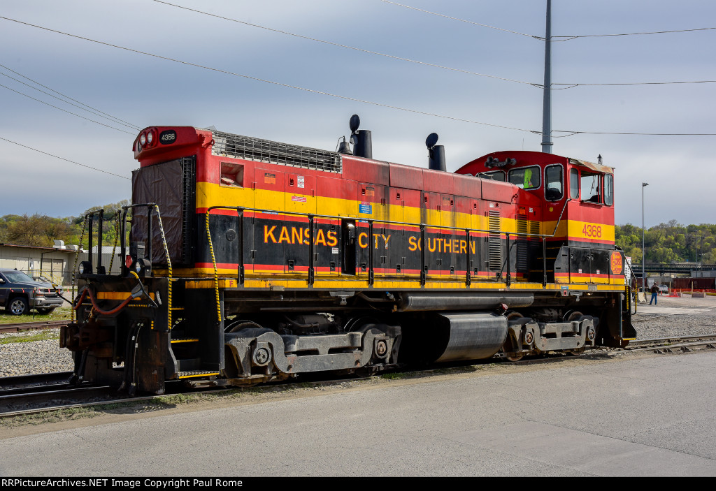 KCS 4368, EMD SW1500, working at Cargil Grain 